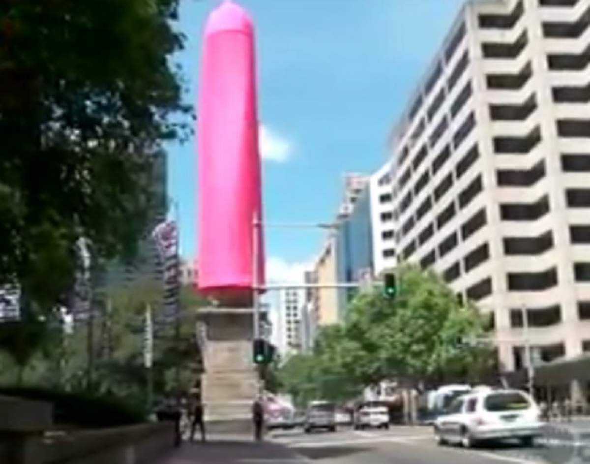 VIDEO / Vandalism sau campanie de succes? Un monument istoric a fost acoperit de un prezervativ roz uriaş