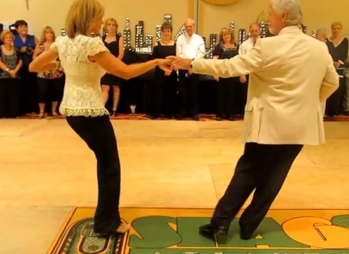 VIDEO/ Au 60 de ani, dar se mişcă mai bine ca mulţi de 20! Dansul lor e viral pe internet