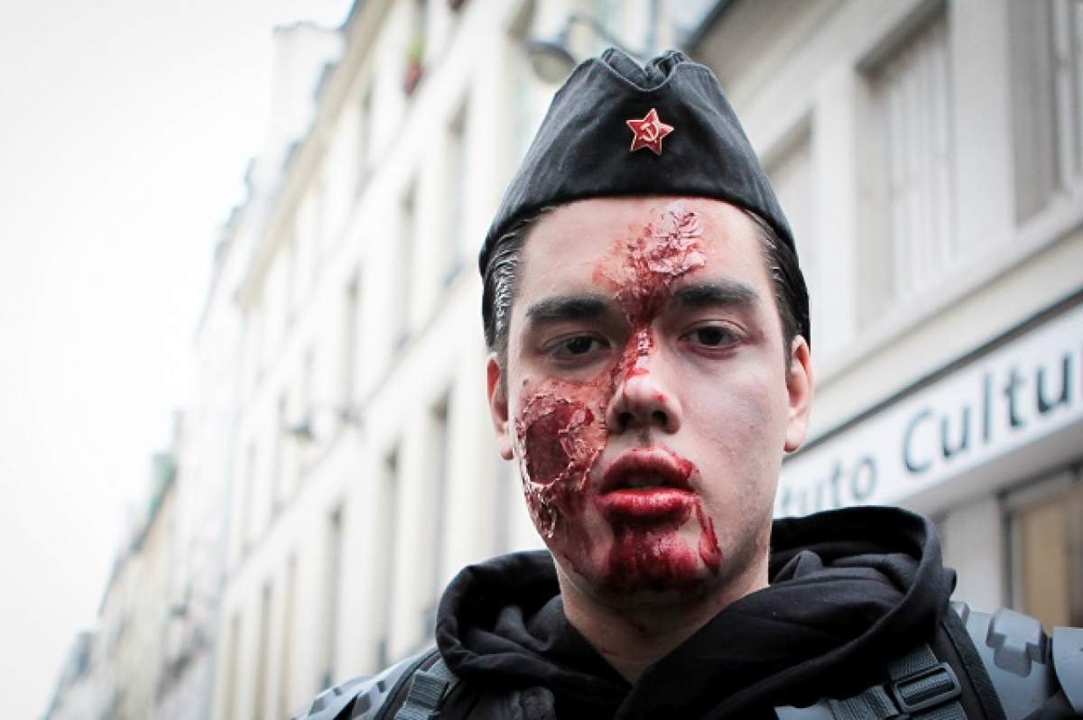 FOTO / 18 + Cel mai sângeros marş al anului! Oameni însângeraţi şi extrem de înfricoşători au defilat pe străzile Parisului
