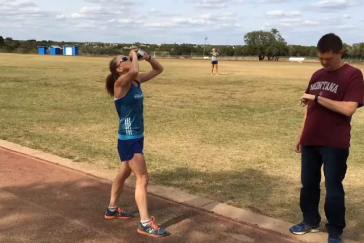 VIDEO/ I-a umilit pe bărbaţi! O mamă de 44 de ani a dat gata 4 beri în 6 minute, în timp ce a alergat 1,6 km