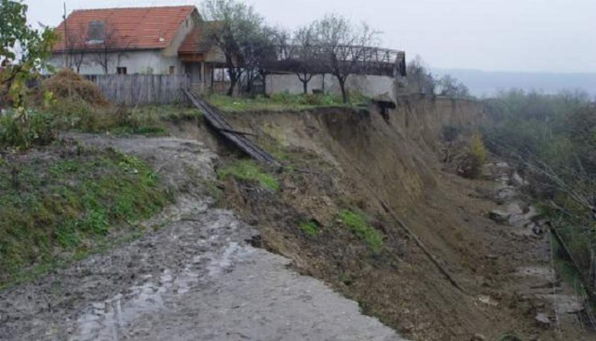 8 MORŢI şi peste 100 de RĂNIŢI din cauza unei alunecări de teren! Unde s-a produs tragedia
