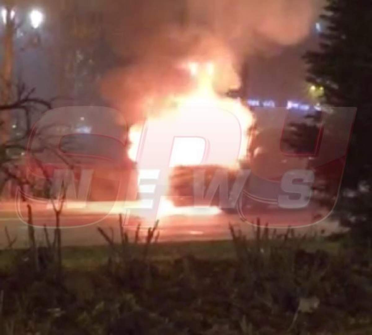 VIDEO / Scene de groază în centrul Bucureştiului! O maşină a luat foc în plină stradă