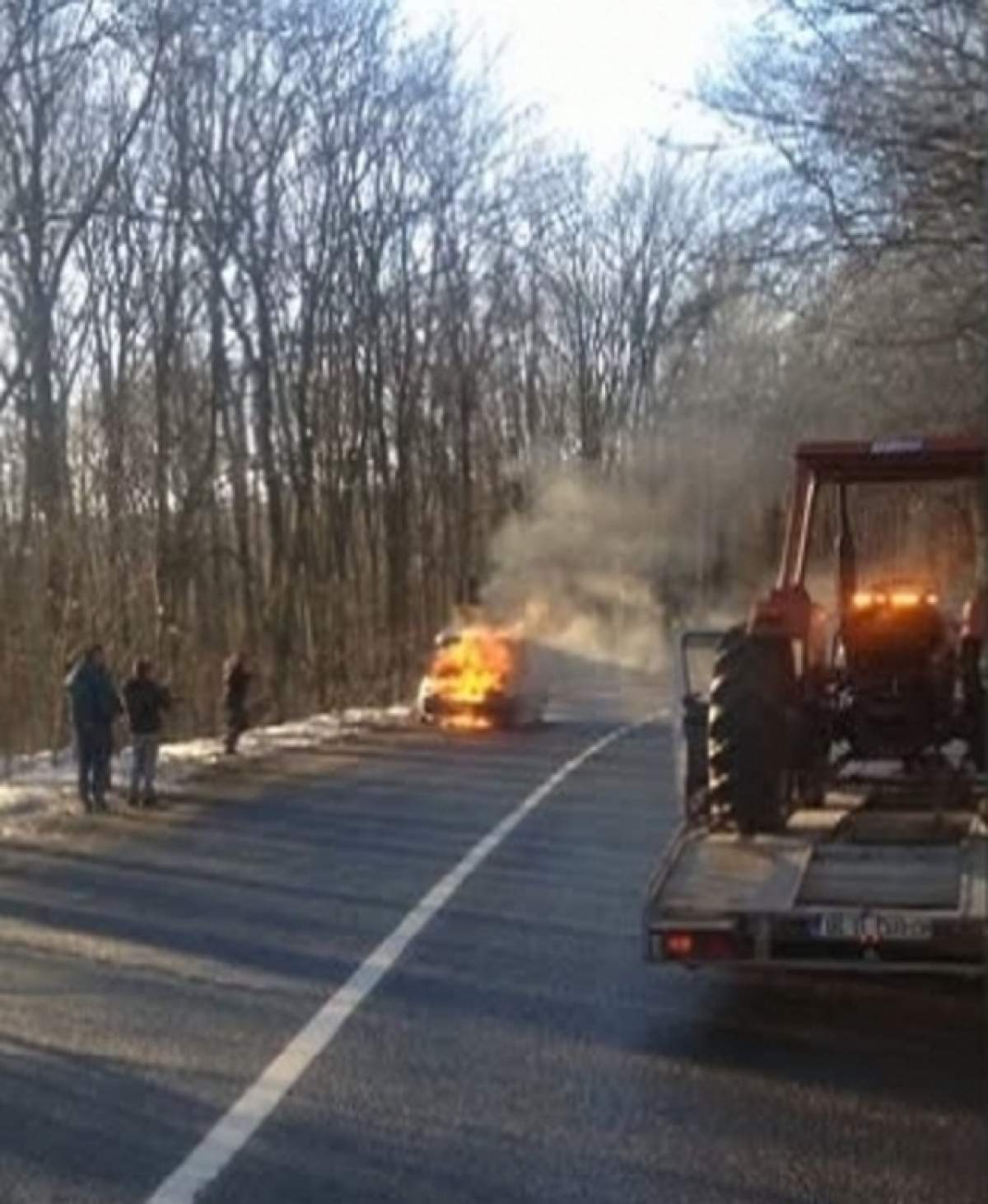 Momente de groază în trafic! O maşină a luat foc în timpul mersului. Ce a păţit şoferul