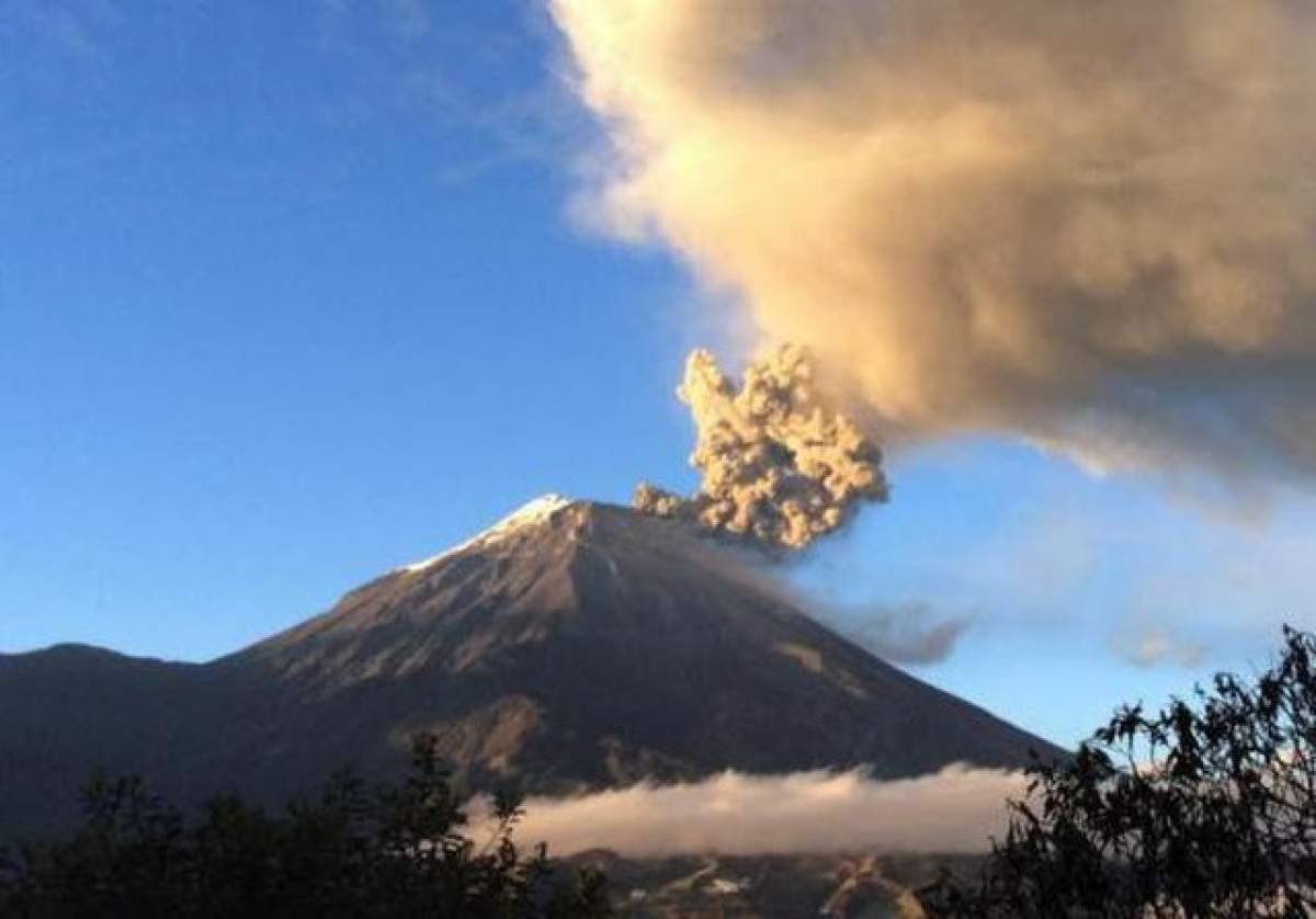 Vulcanul Gamalama A ERUPT! Nouă persoane sunt grav rănite şi una este dată dispărută