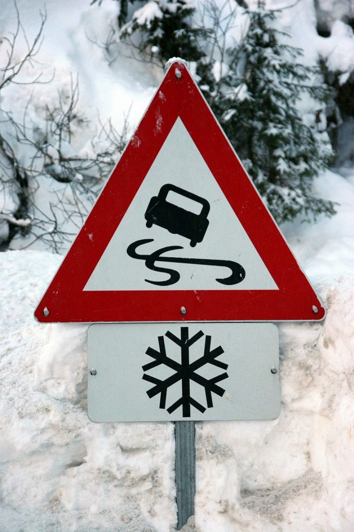 Atenţie, şoferi! Lista drumurilor naţionale unde circulaţia este îngreunată din cauza zăpezii şi a poleiului