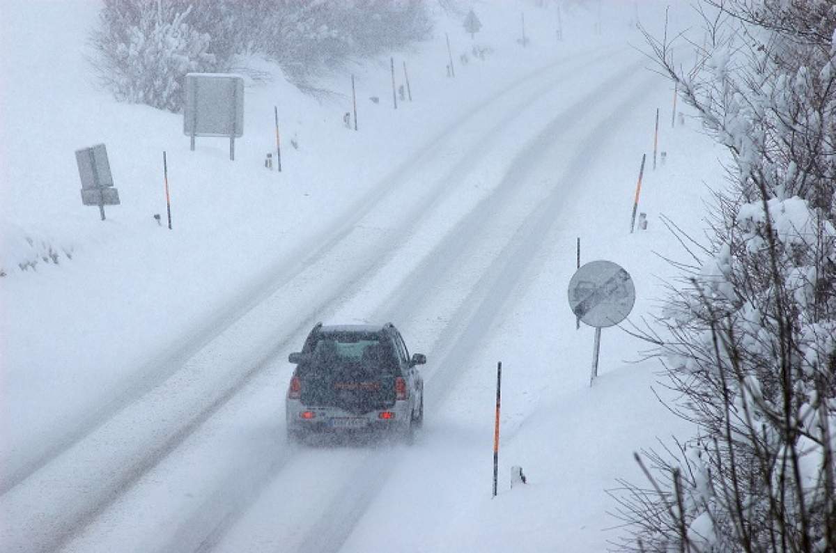 ACCIDENT grav în Argeş! Nouă oameni au ajuns la Urgenţe din cauza zăpezii de pe şosea