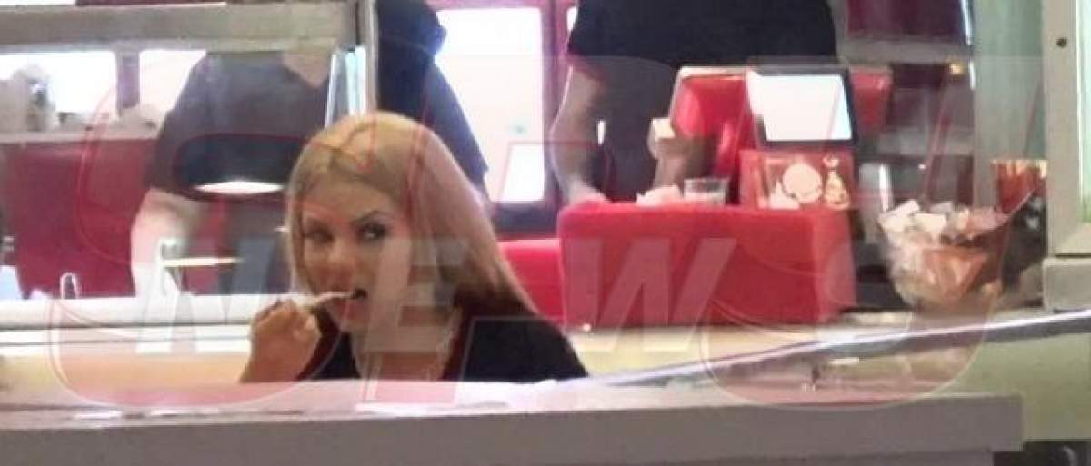 VIDEO/ Și-a scos fetița de câteva luni la mall! Beyonce de România a hrănit-o pe Anais la... fast-food!