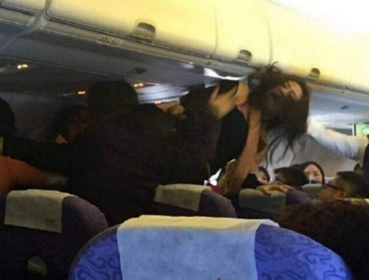 VIDEO / Bătaie la bordul unui avion! Motivul uluitor pentru care pasagerii au recurs la palme şi pumni