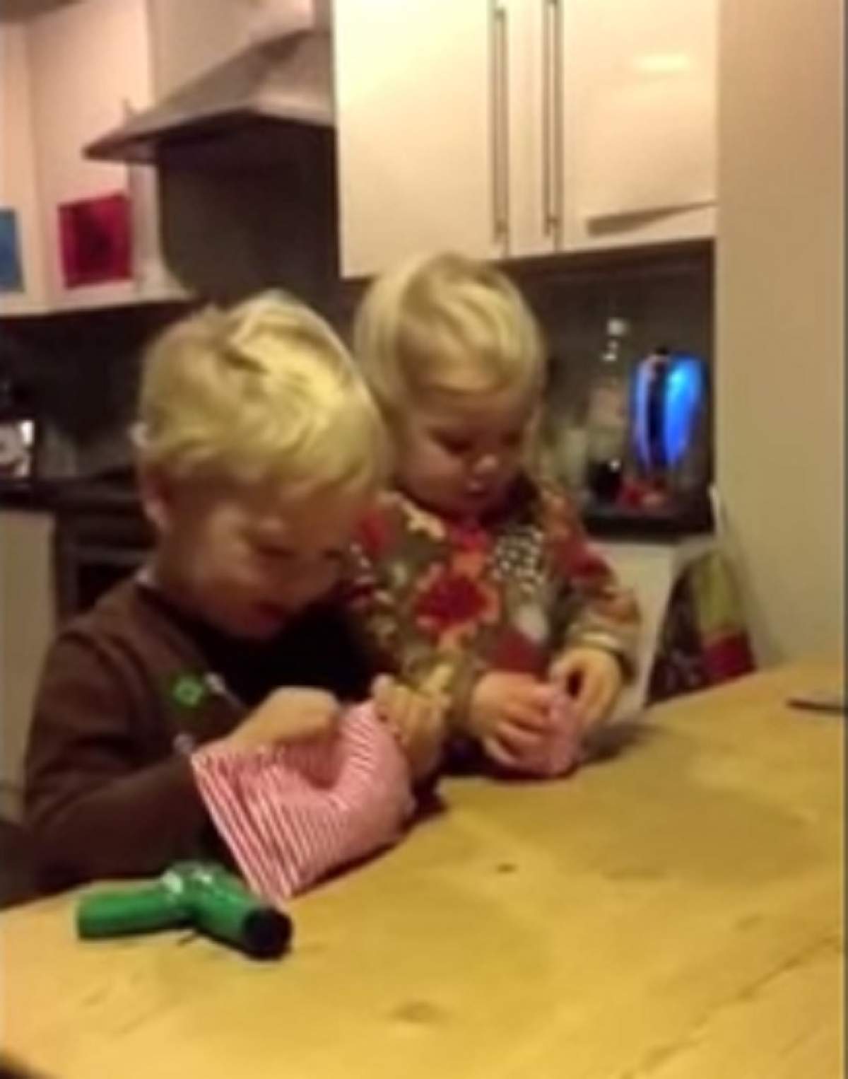 VIDEO /  Aceşti copii au primit cele mai urâte cadouri de Crăciun! Reacţia lor i-a şocat şi pe părinţi