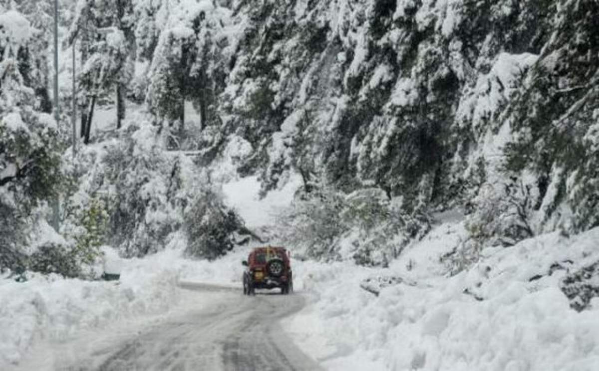 Viscolul face victime! Patru turişti au rămas blocaţi cu maşina pe un drum din Munţii Bucegi