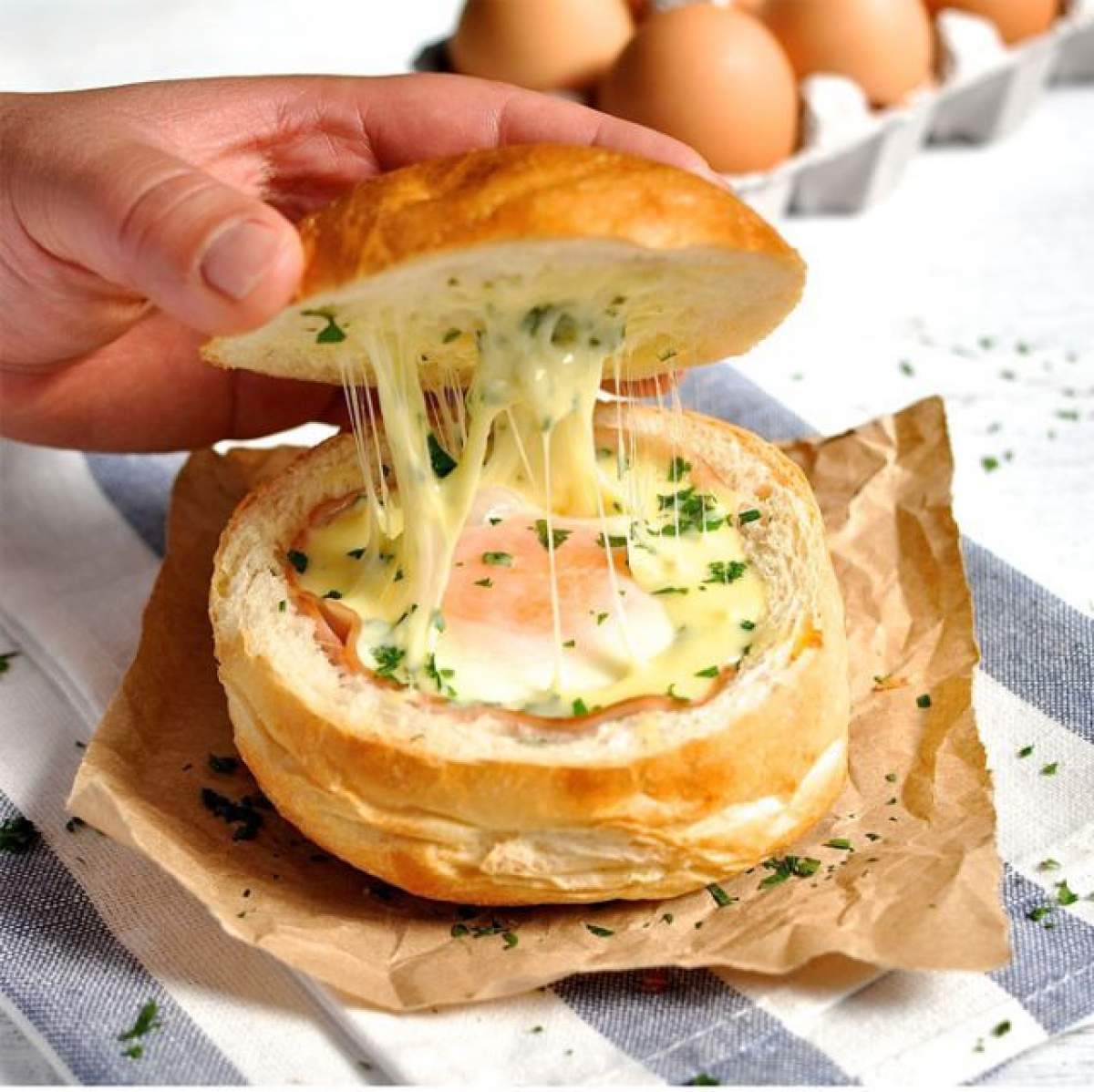 REŢETA ZILEI- MARŢI: Hamburger cu ou şi brânză! Un răsfăţ pentru copiii mofturoşi