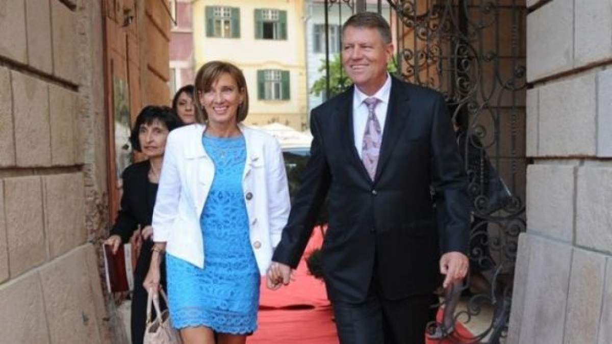 Klaus Iohannis, alături de soţia sa, la slujba de Crăciun! Preşedinteşe a mers la o biserică din Sibiu