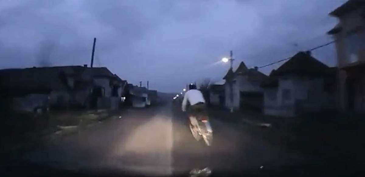 VIDEO / Un biciclist beat a fost lovit de un autoturism! Ce a făcut după ce şi-a revenit te va lăsa cu gura căscată