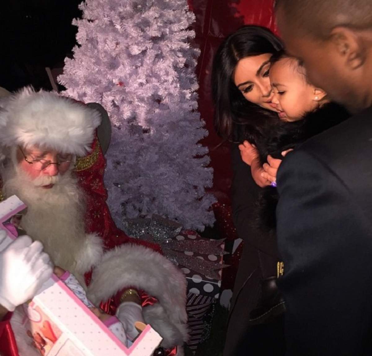 VIDEO / Adorabilă! Cum a reacţionat fetiţa lui Kim Kardashian şi a lui Kanye West când l-a văzut pe Moş Crăciun