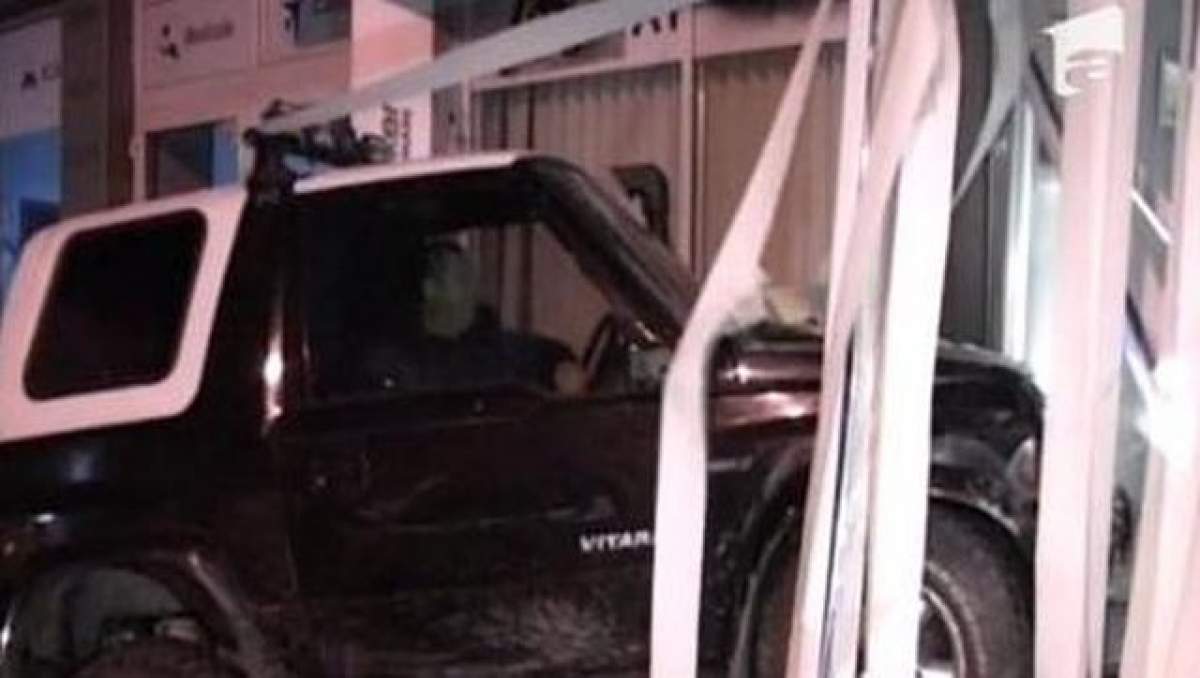 VIDEO / Un șofer beat a "parcat" în vitrina unei şcoli de şoferi! Detaliu care i-a amuzat pe cei prezenţi