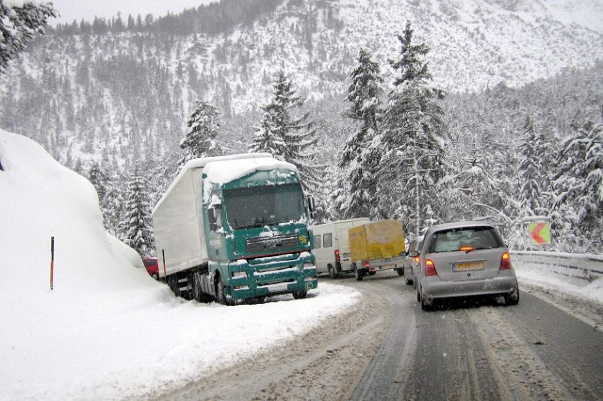 Atenţie, şoferi! Care sunt drumurile naţionale închise din cauza zăpezii