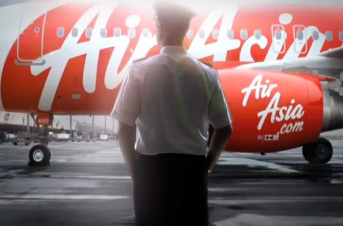 VIDEO / Imagini dramatice! Au fost găsite bucăţi din avionul AirAsia dispărut în Indonezia