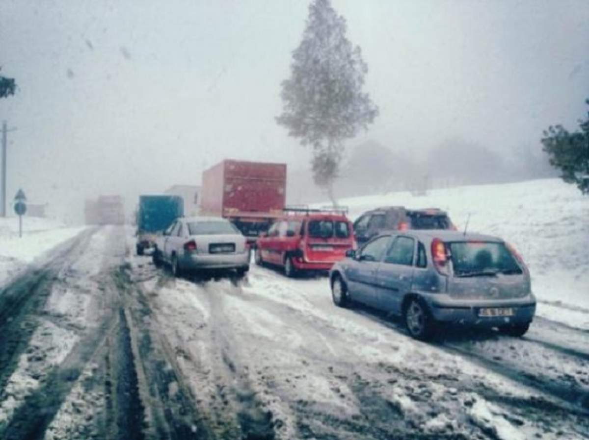 Ninsoarea face PRĂPĂD în toată ţara! Circulaţia pe mai multe drumuri a fost ÎNCHISĂ