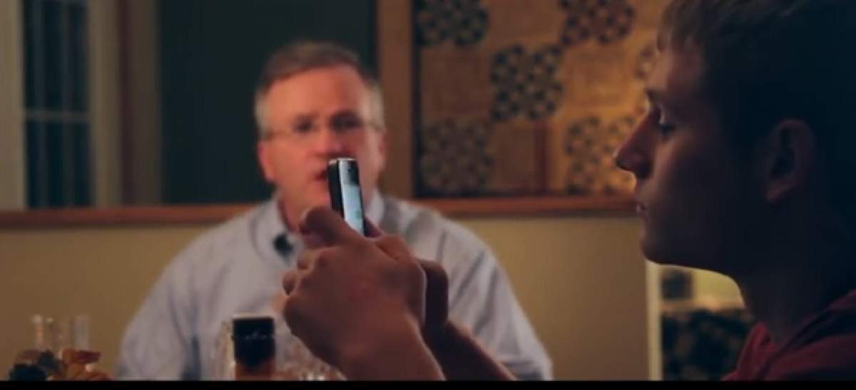 VIDEO / Te-ai săturat să-ţi vezi copiii butonând în permanenţă telefonul mobil? Ia aminte de la acest tată