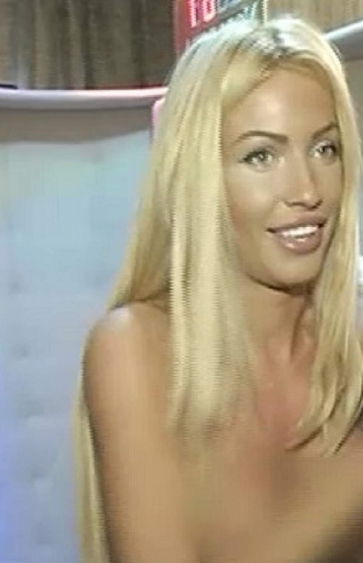 Loredana Chivu a renunţat la haine! Asistenta "păcătoasă", numai în bikini la TV