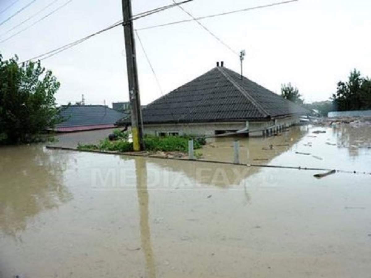 Inundaţii în ţară! 80 de case au ajuns sub ape