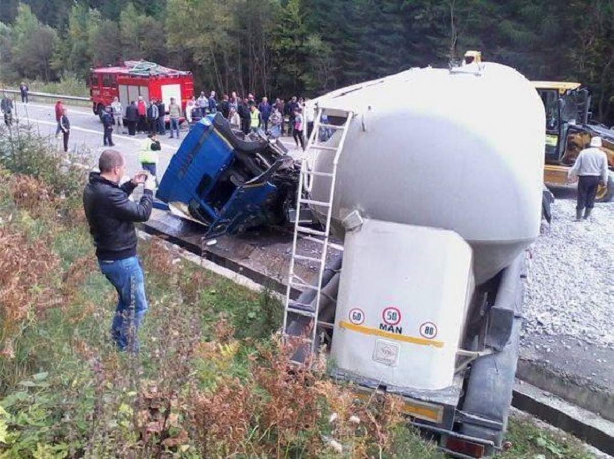 Pericol de explozie în Mehedinţi! Un tir cu azotat de amoniu s-a ciocnit cu o autoutilitară cu vopsea