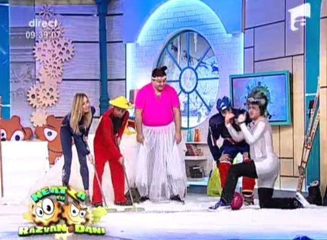 VIDEO Matinalii de la "Neatza" au făcut show în zăpadă. Pe tocuri de 15 cm, Flavia a făcut senzaţie în "omăt"