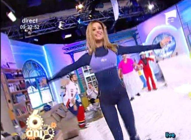 VIDEO Matinalii de la "Neatza" au făcut show în zăpadă. Pe tocuri de 15 cm, Flavia a făcut senzaţie în "omăt"