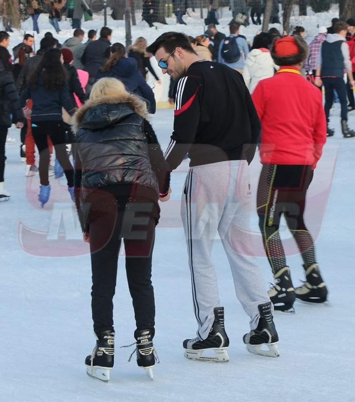 Flirt pe gheaţă! O blondă celebră şi-a scos sânii la înaintare pe patinoar ca să impresioneze un manechin!