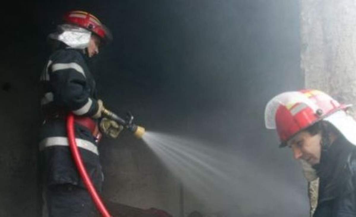 Incendiu de proporţii în Capitală. Un restaurant din Centrul Vechi a fost mistuit de flăcări