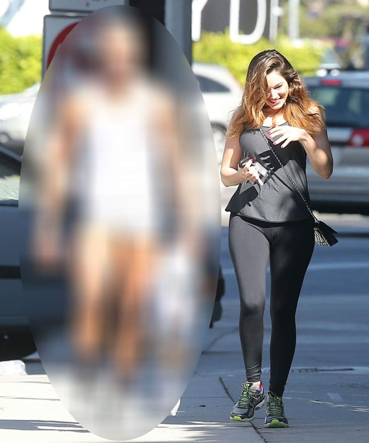 Iubitul lui Kelly Brook a făcut-o de râs de stradă! Cu maiou şi în pantaloni mai mult decât scurţi, bărbatul îşi etalează musculatura