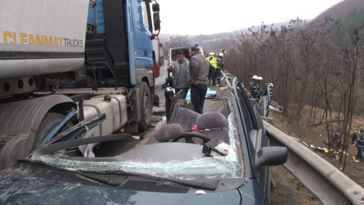 A MURIT! Autoturismul s-a izbit violent de un autotren!