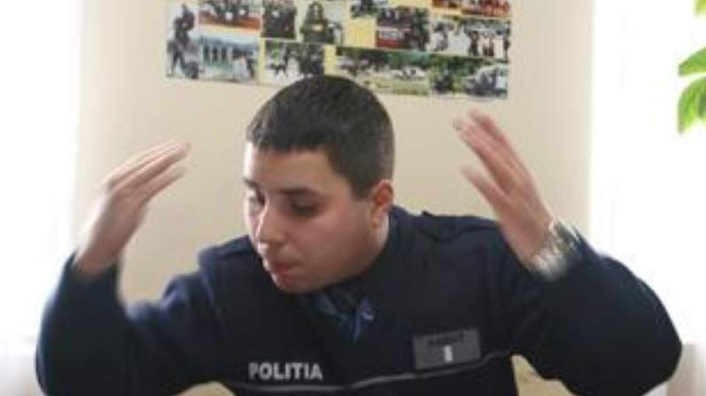 Despăgubit de stat pentru că a încasat un glonţ în timp ce încerca să altoiască un poliţist!