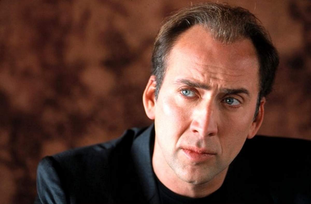 Cu o "cuşmă" în cap şi costum de fiţe, Nicolas Cage se plimbă prin Capitală!