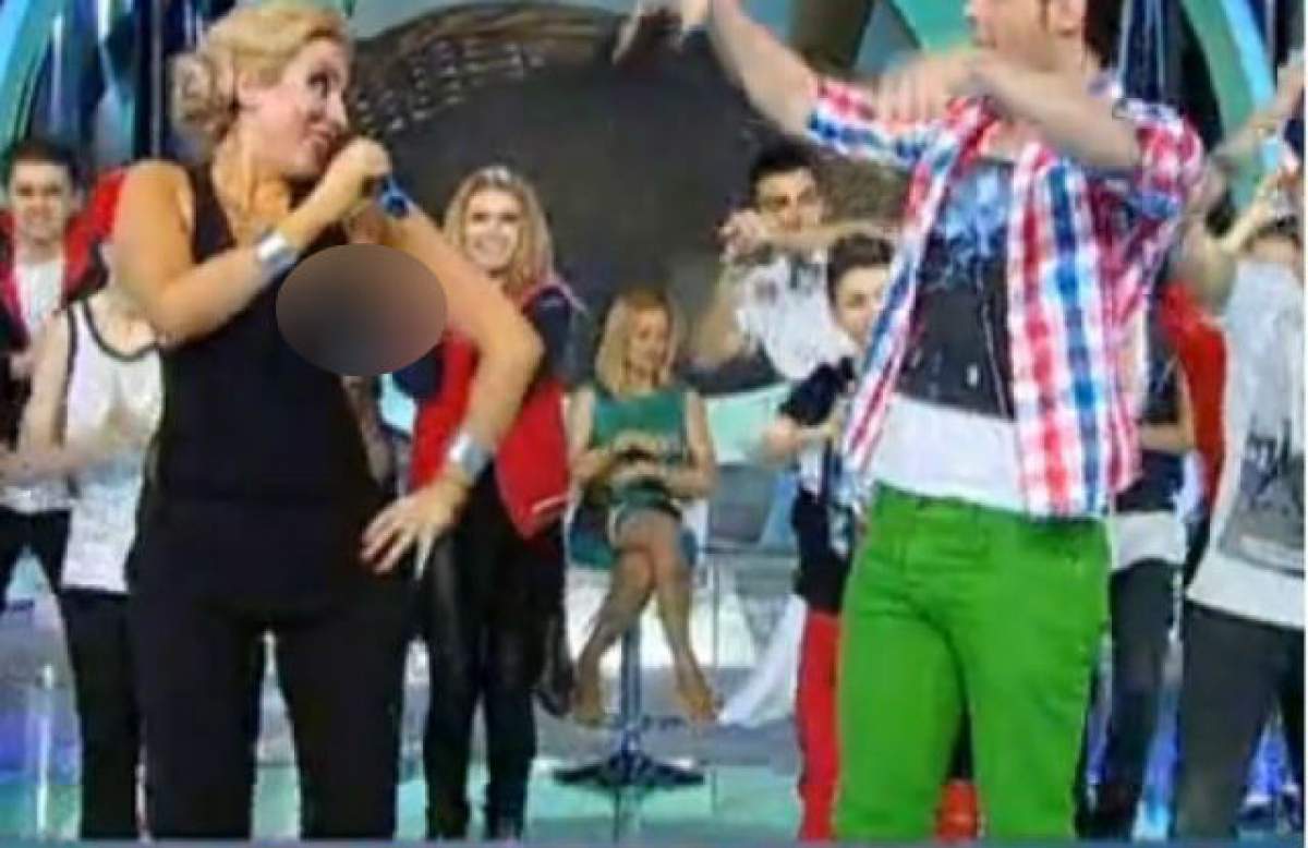 Rocsana Marcu, cu sânii pe afară în direct la TV. Blonda a făcut senzaţie, unduindu-se în ritmul muzicii, cu pieptul la vedere