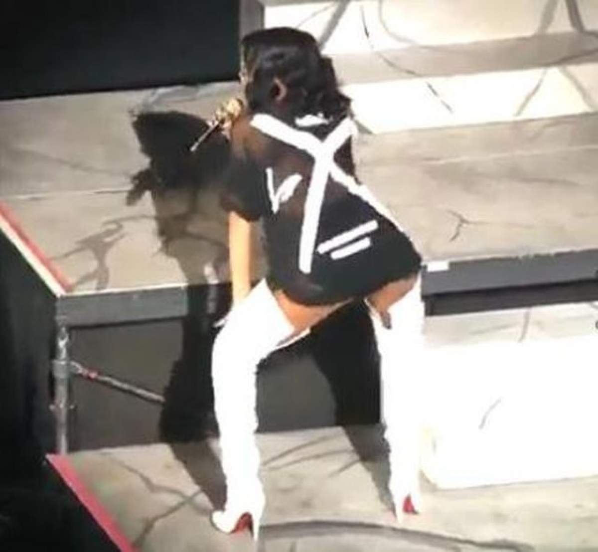 VIDEO Rihanna se rupe în figuri la concert! Scena s-a transformat în ring de dans, iar mulatra a dat din fund până ce i-a încins pe toţi cei prezenţi