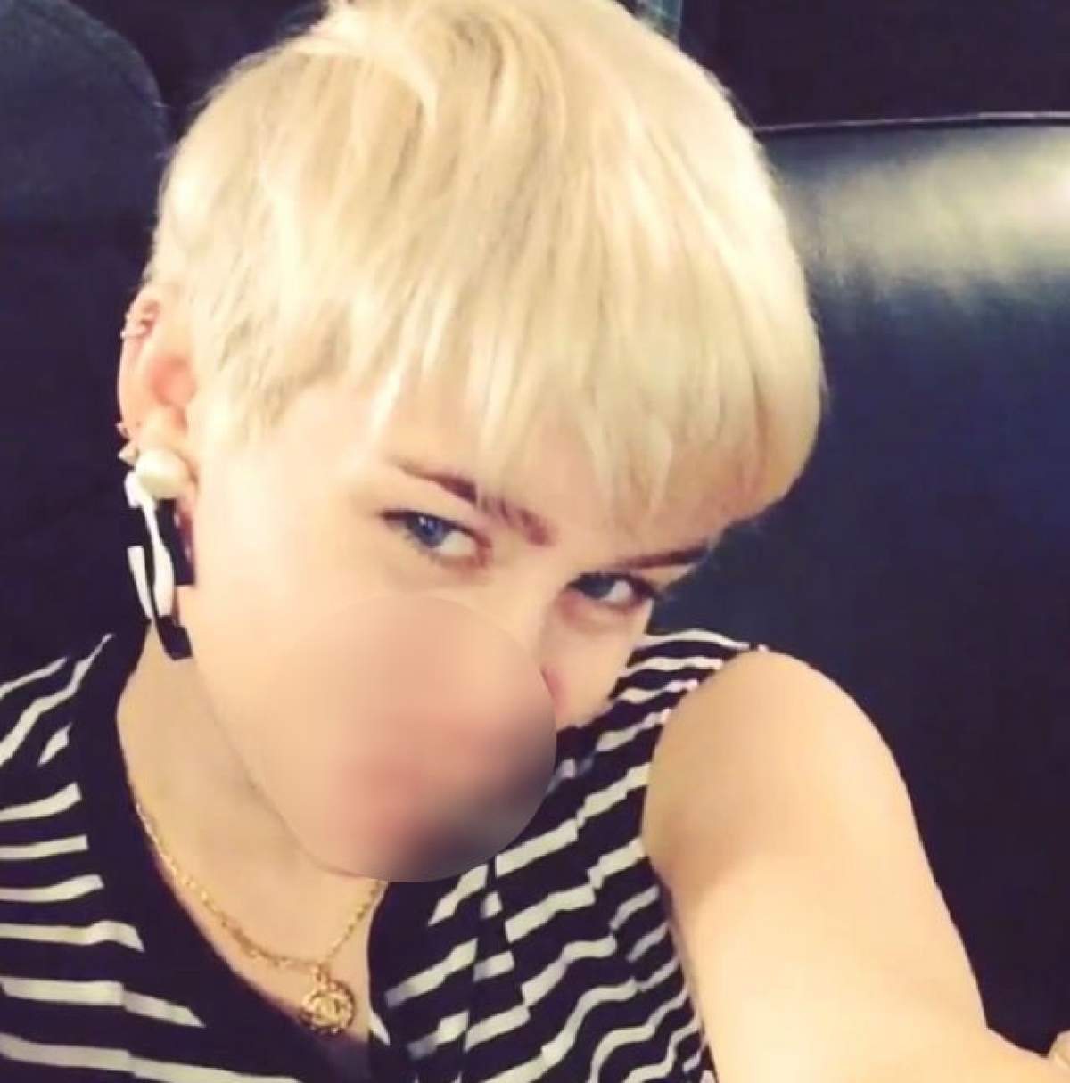 VIDEO Şocant! Te vei îngrozi când o să vezi ce face Miley Cyrus în acest clip! Să nu mâncaţi înainte