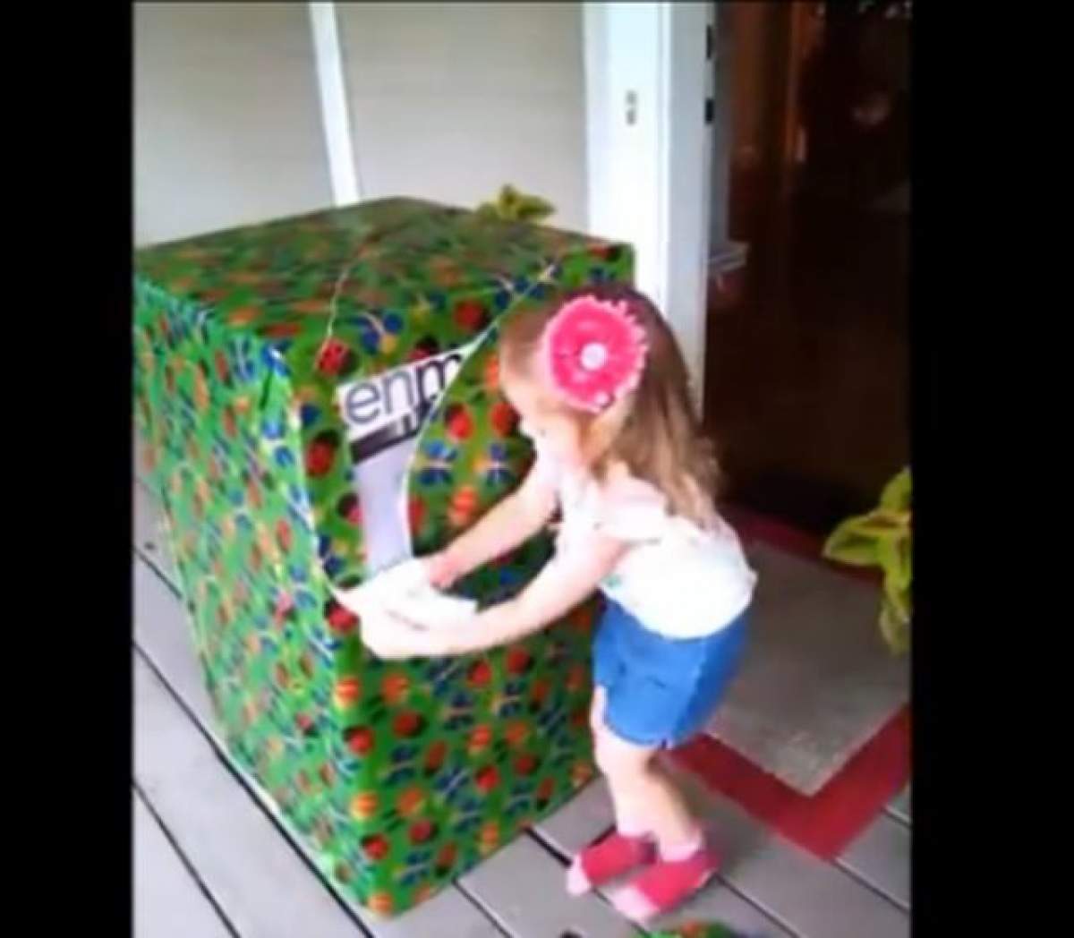 VIDEO A rămas fără cuvinte când şi-a deschis cadoul de ziua ei! Ce a găsit o fetiţă de 3 ani într-o cutie imensă