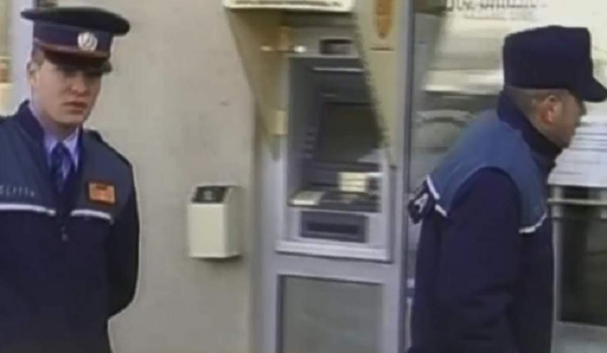 VIDEO Jaf armat la o bancă din Bacău! Casiera a fost transportată de urgenţă la spital