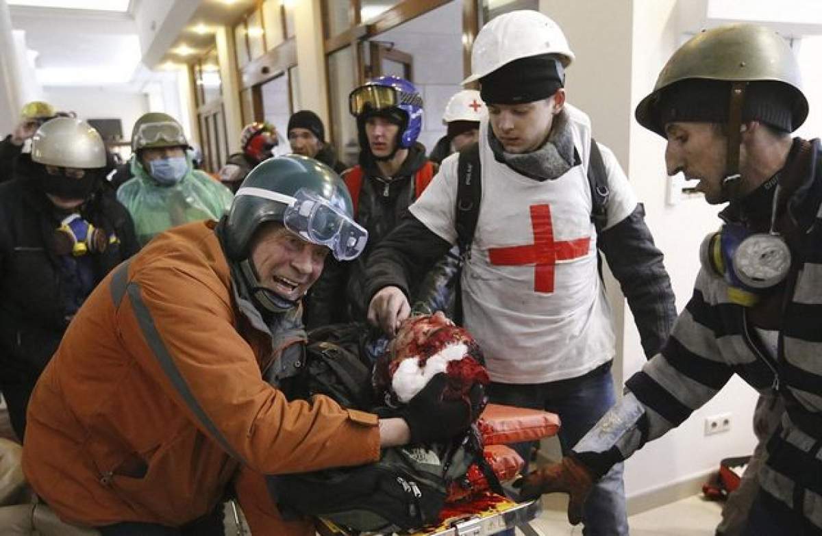 IMAGINI ŞOCANTE din KIEV! Protestatarii sunt împuşcaţi în plină stradă