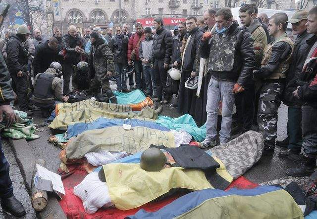 IMAGINI ŞOCANTE din KIEV! Protestatarii sunt împuşcaţi în plină stradă