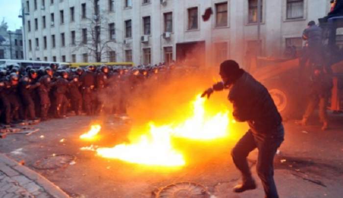 VIDEO Revoluţie scăldată în sânge la Kiev! Protestatarii, împuşcaţi de lunetişti