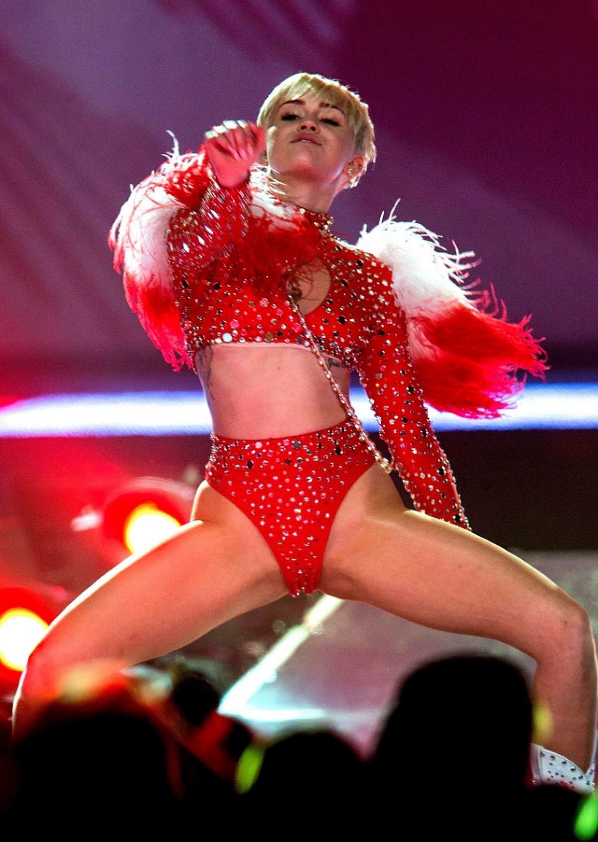 I-a dat palme peste fund unei dansatoare şi şi-a arătat zona intimă, în toată speldoarea! Până şi pentru Miley Cyrus e prea PORNO!