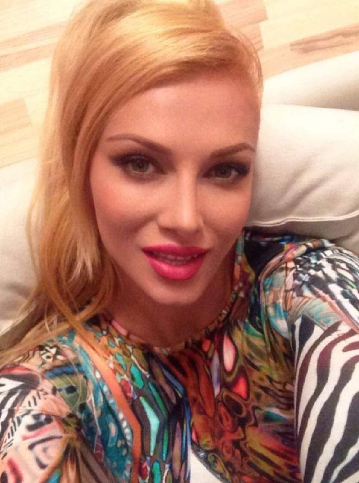 Lora, somn de voie în drum spre concert! Chiar şi tolănită pe bancheta din spate şi cu lenjeria intimă la vedere, blondina a reuşit să facă senzaţie pe internet