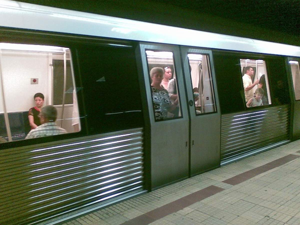 Circulaţia metrourilor a fost întreruptă! O persoană a murit după ce a căzut pe şine!