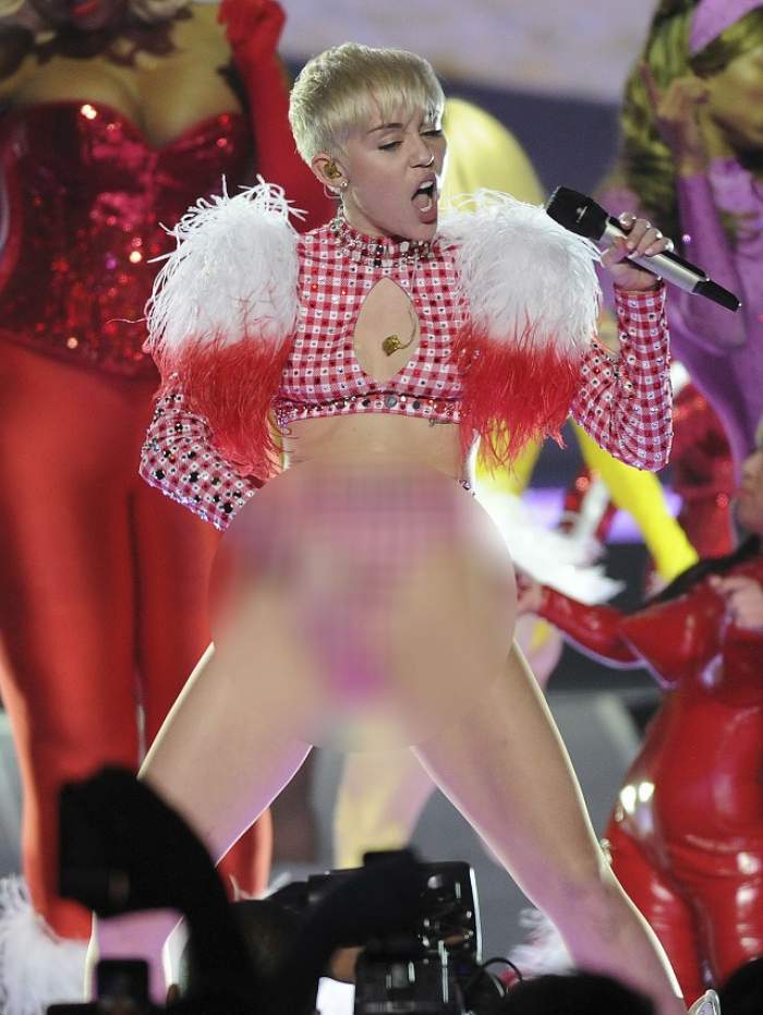 Miley Cyrus nu-şi poate ţine degetele departe de zona intimă! Ce a făcut pe scenă i-a scandalizat pe fani!