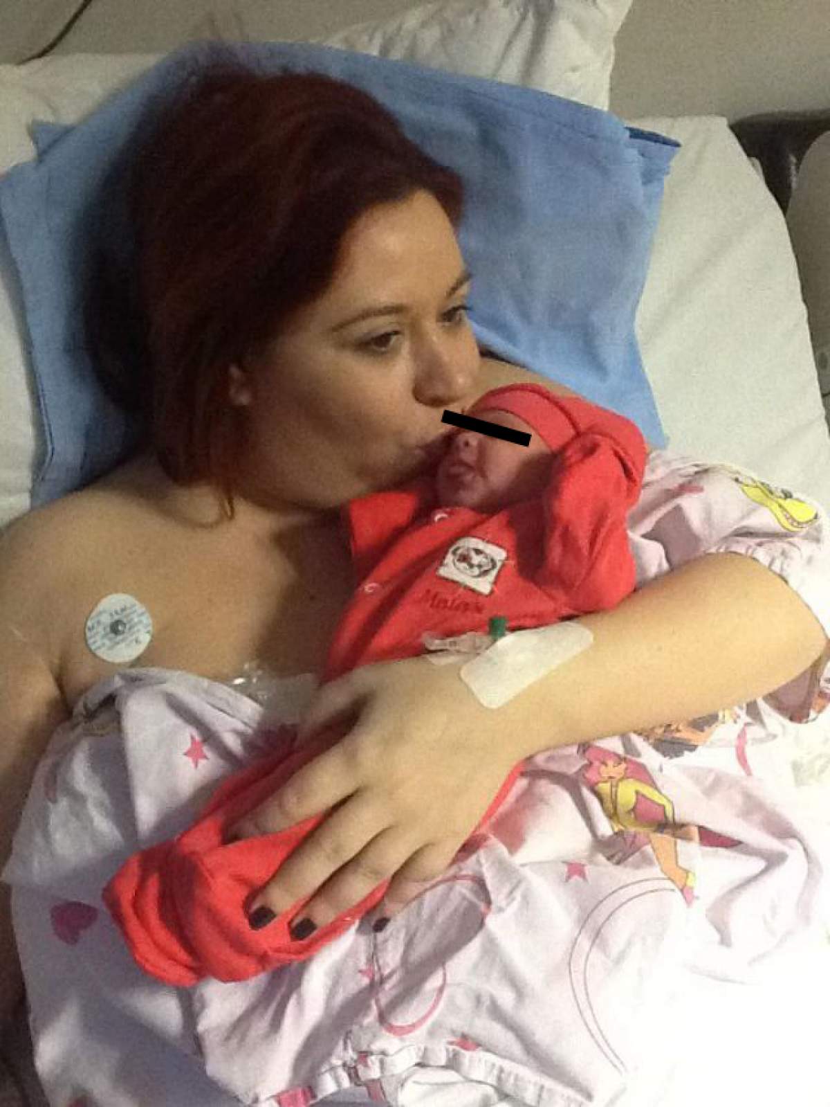 Proaspăta mămică Oana Roman este răsfăţată în spital! Vezi ce merinde îi duce mama soacră!