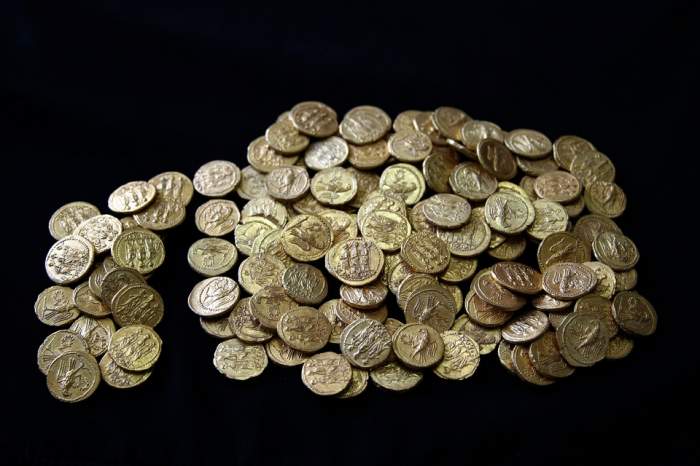 Contrabandă cu istorie! Sute de monede antice vândute ilegal la talcioc