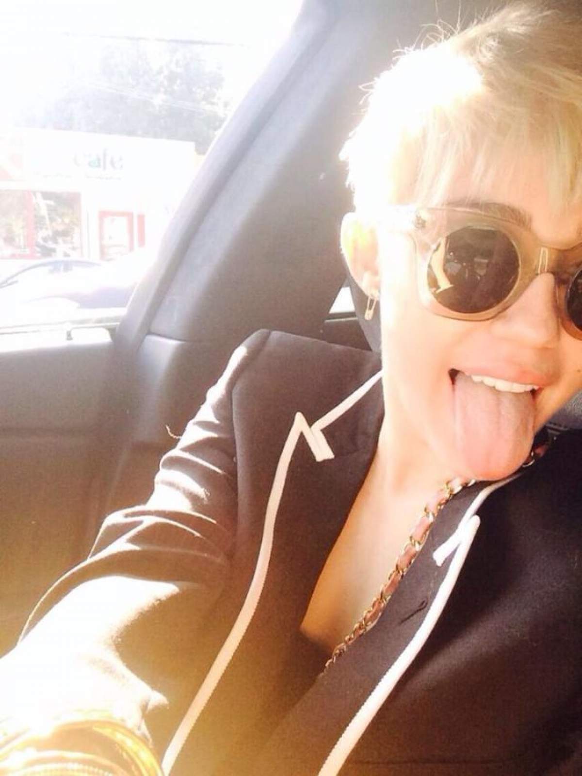 Miley, pe unde ai umblat cu limba? Fanii i-au recomandat o periuţă de dinţi