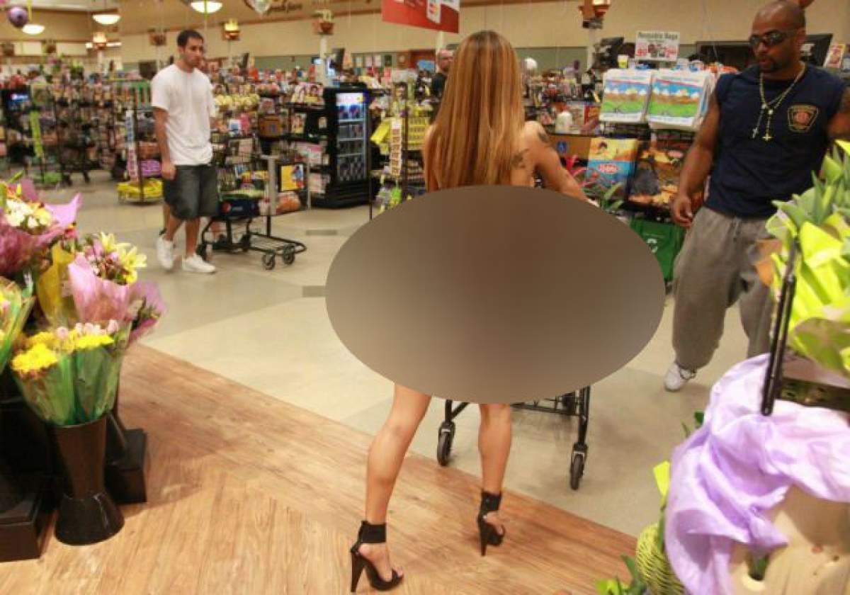 E incredibil cum a mers îmbrăcată  tipa asta la cumpărături! Toţi bărbaţii au întors capul după ea